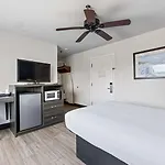 Royal Clipper Inn&Suites 